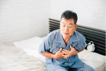 Homem na cama com ortopneia falta de ar