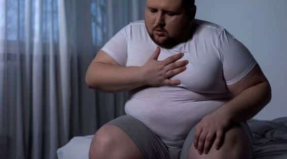homem obeso com ortopneia falta de ar na cama