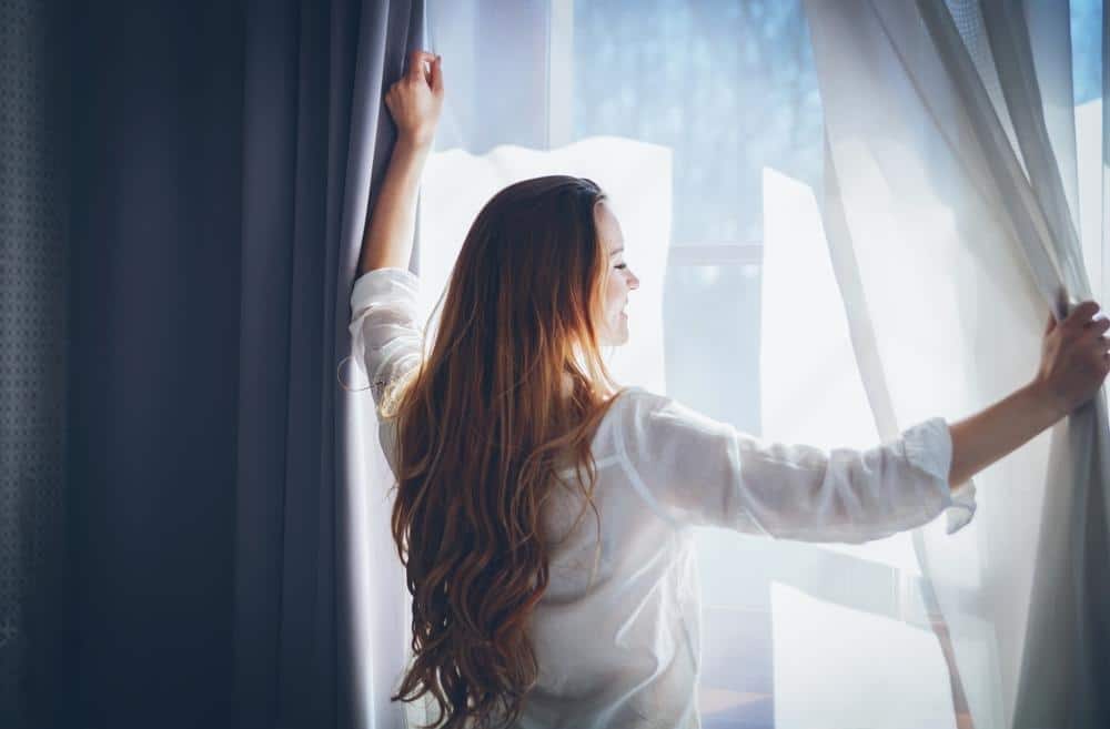 a SETRALINA AGE como cortinas que controlam a quantidade de luz (serotonina) que entra pela casa, ajudando a criar um ambiente mais equilibrado e agradável.