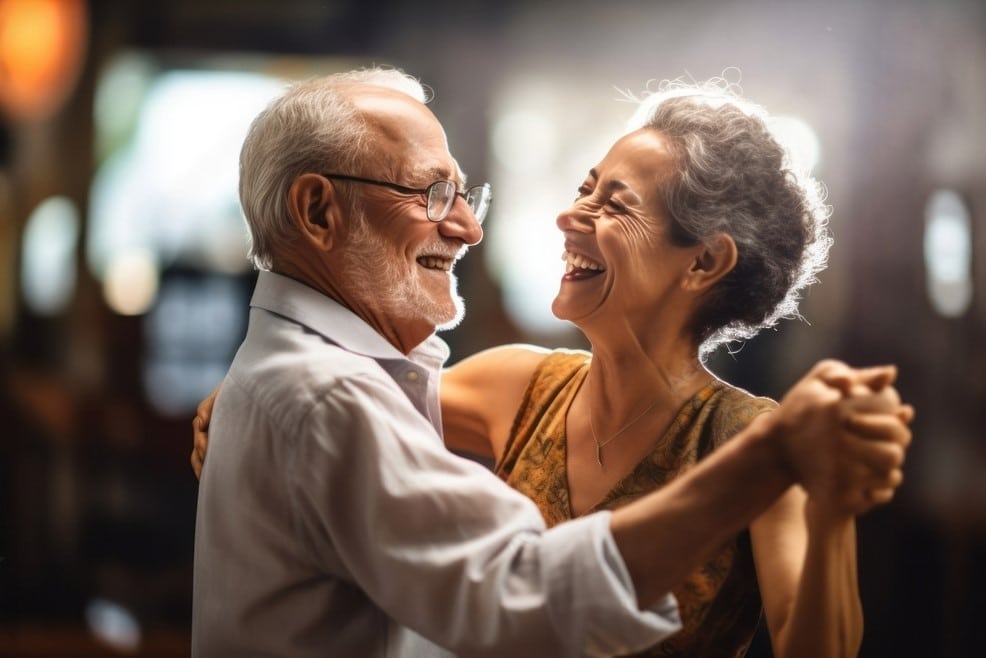 casal idoso dançando e alegre