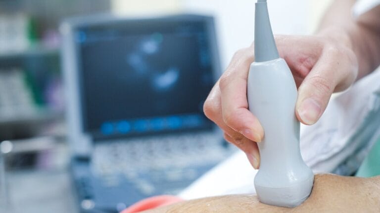 A Importância do Ecocardiograma no Diagnóstico Cardíaco 10 Exame de ecocardiograma mostrando o aparelho e passando no peito da pessoa - artigo importância do ecocardiograma