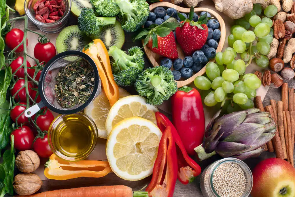 Produtos naturais ricos em antioxidantes e vitaminas. Alimentos saudáveis, limpos e desintoxicantes - vegetais, frutas, nozes, superalimentos.