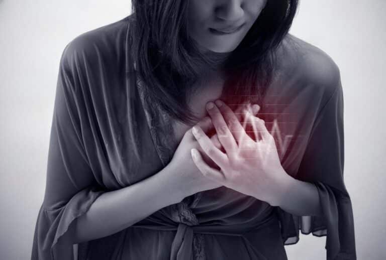 Infarto Agudo do Miocárdio: Diagnóstico, Tratamento e Prevenção 8 dor torácica com um dos sinais tipicos de Infarto Agudo do Miocárdio