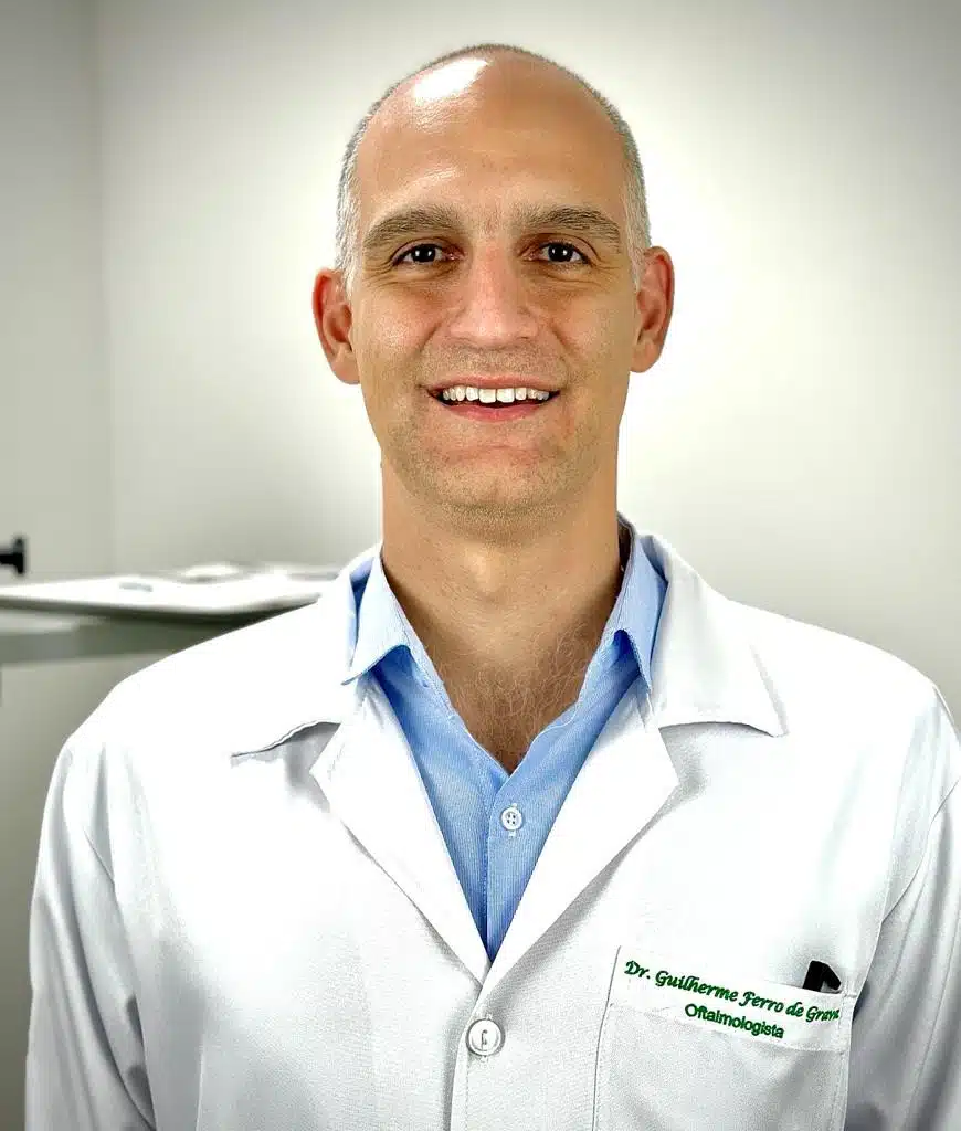 Uma foto profissional do Dr. Guilherme Ferro de Grava, médico oftalmologista formado pela Faculdade de Medicina de Ribeirão Preto - USP
