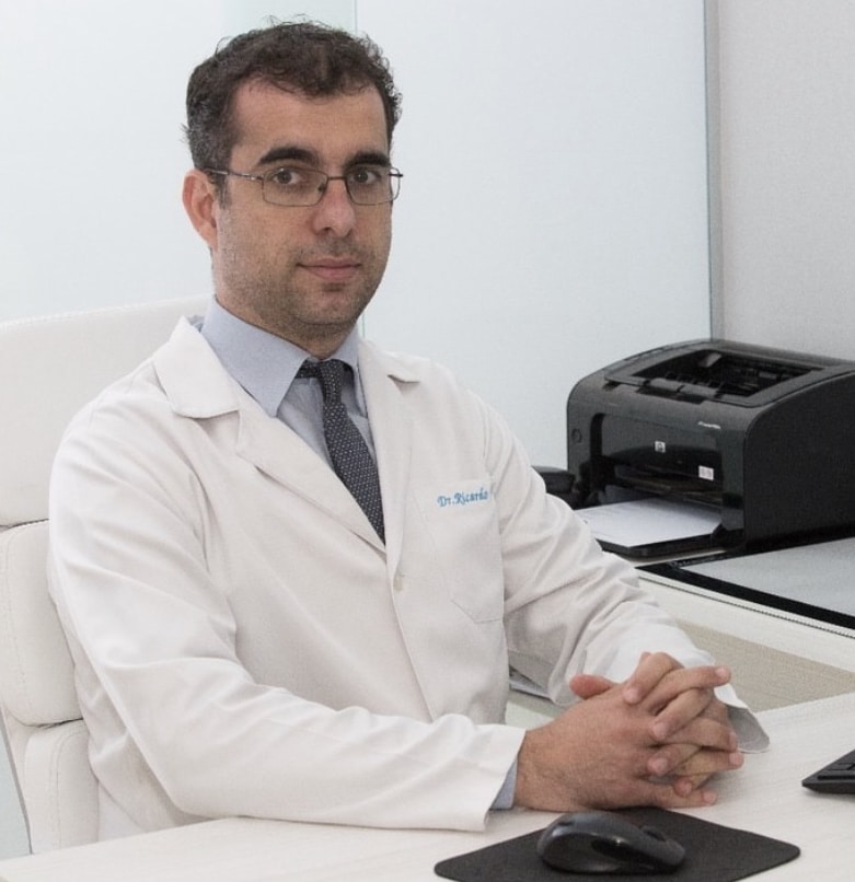 Uma foto do Dr. Ricardo Tavares, médico ortopedista