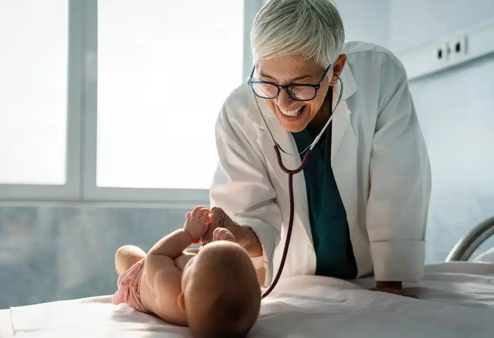 médica checando se bebê tem civ Comunicação Interventricular