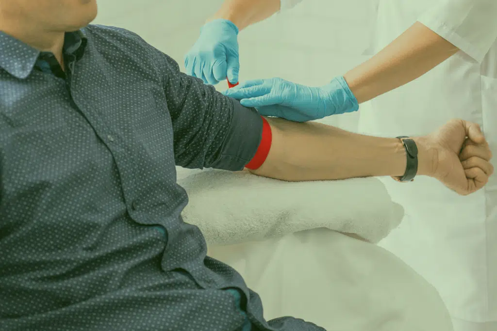 Enfermeira coletando sangue de um paciente