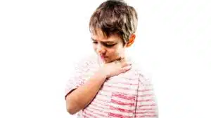 menino segurando a garganta-problemas de tireoide em crianças