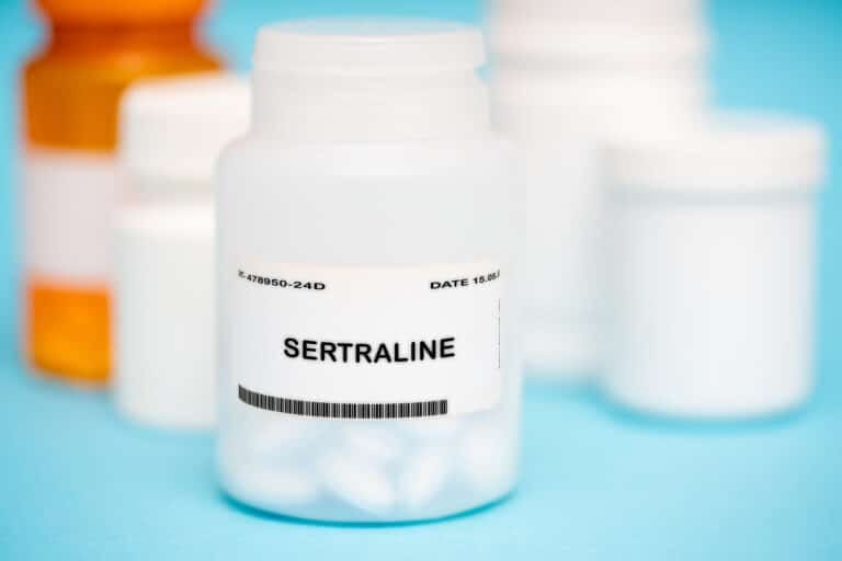 Sertralina: Usos, Eficácia, Alertas e Efeitos Colaterais 4 setralina em uma embalagem própria para o medicamento