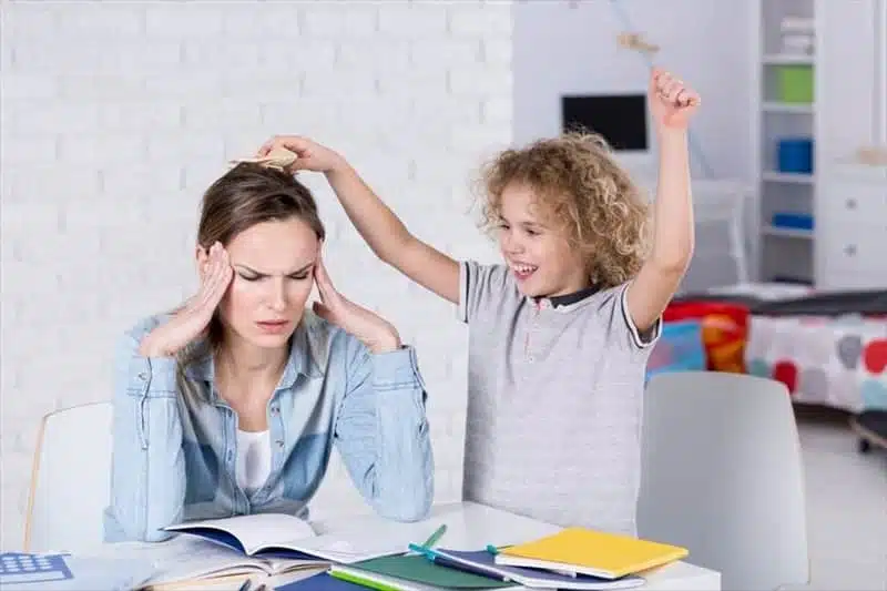 Criança com hiperatividade e mãe que não consegue se fazer a criança se concentrar
