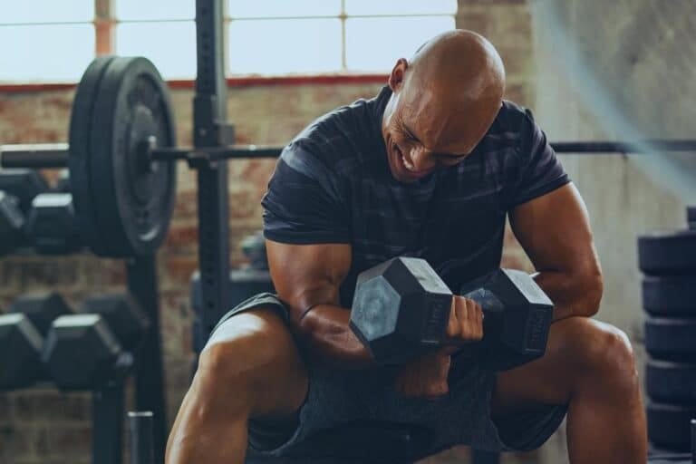 Diferenças entre Oxandrolona e Durateston: o que você precisa saber 5 homem treinando na academia