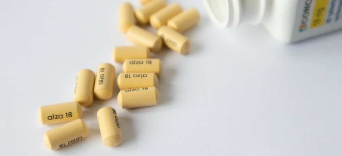 comprimidos de metilfenidato, um medicamento estimulante do sistema nervoso central. Também apresenta as embalagens dos nomes comerciais Concerta e Ritalina.