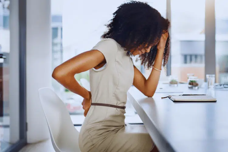 mulher com dor nas costas
