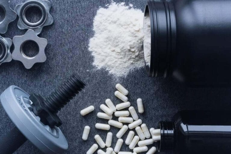 Creatina: Precauções e Considerações Essenciais sobre o Uso 1 na imagem contém o suplemento creatina, halteres e suplementos em capsulas