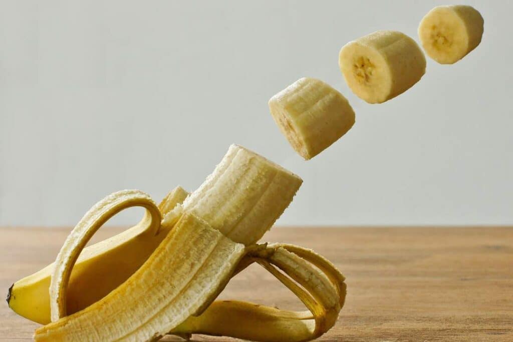 banana cortada em pequenos pedaços