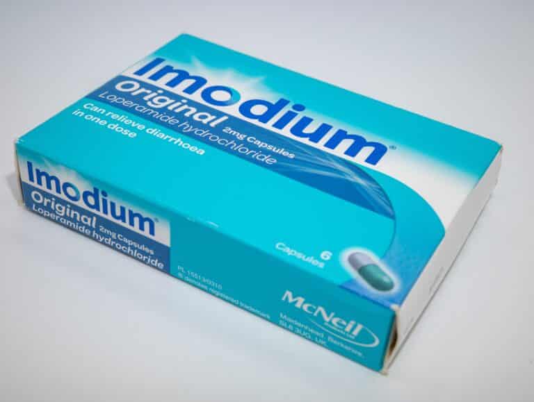 Imosec: Para que serve, Efeitos colaterais e Alertas! 2 Norwich, Norfolk, UK – January 2022. Imodium diarrhoea control or prevention pills isolated on a plain white background