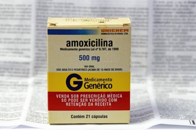Amoxicilina: Usos, Efeitos Colaterais e O Que Você Precisa Saber 3 Imagem de uma caixa de amoxicilina em um fundo com a bula