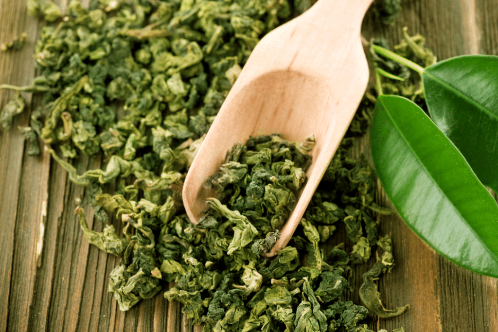 chá verde em folhas