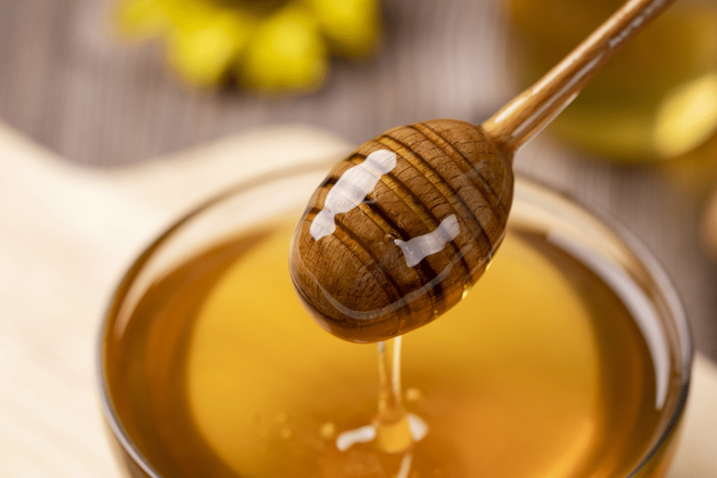 mel de abelha em uma tigela pequena