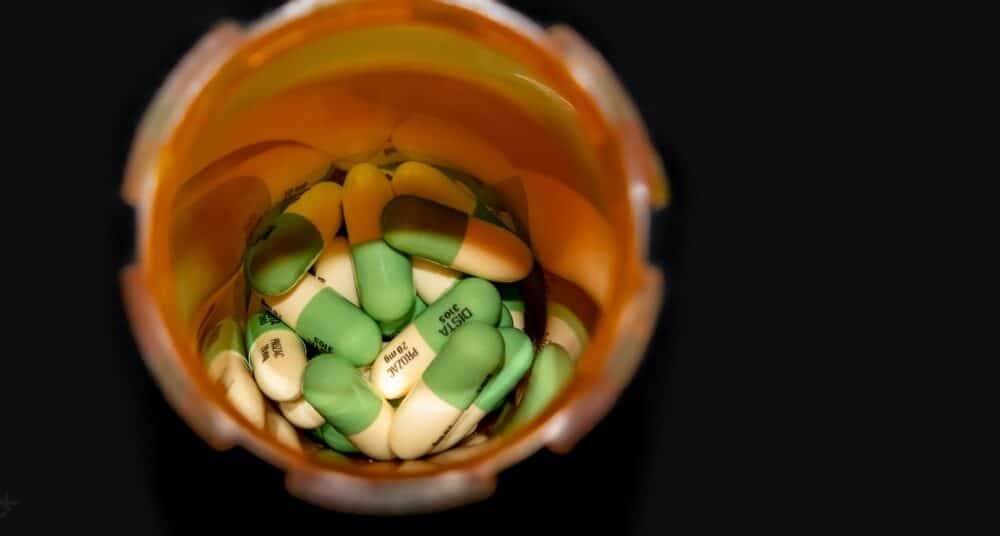 Medicamentos em uma cestinha, com cor verde e branco