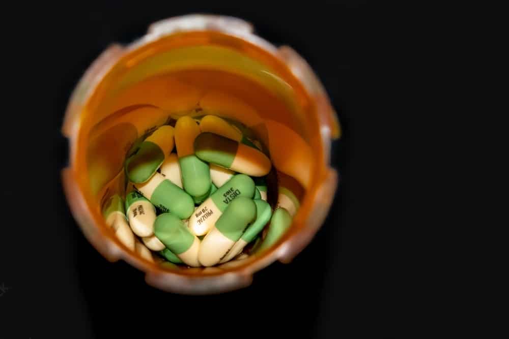 Medicamentos em uma cestinha, com cor verde e branco