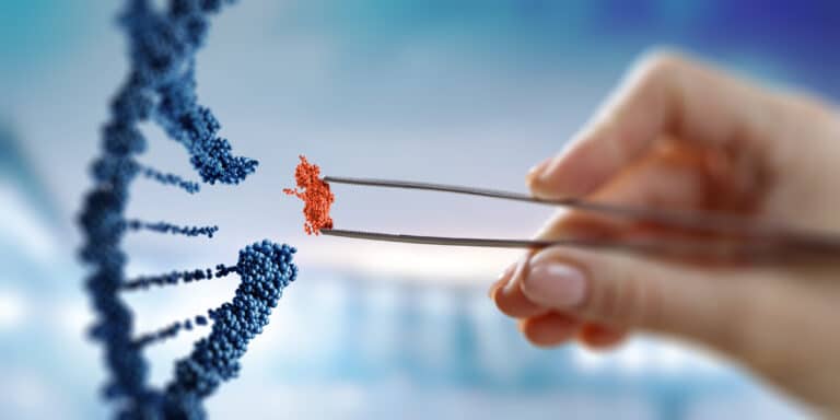 Exame farmacogenético: é possível um tratamento psiquiátrico personalizado? 6 Moléculas de DNA com mão feminina segurando uma pinça. Mídia mista
