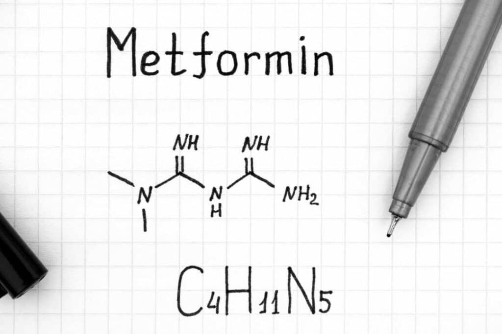 em uma folha há uma composição química da metformina 
