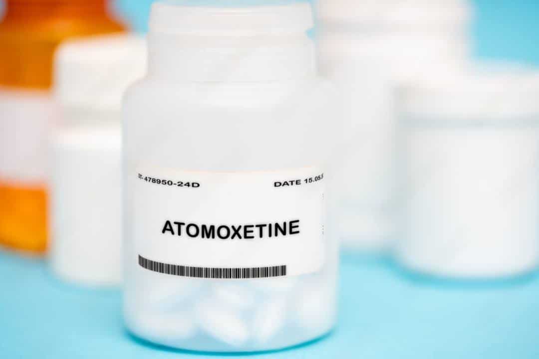 vários potes de medicamentos de Atomoxetina: