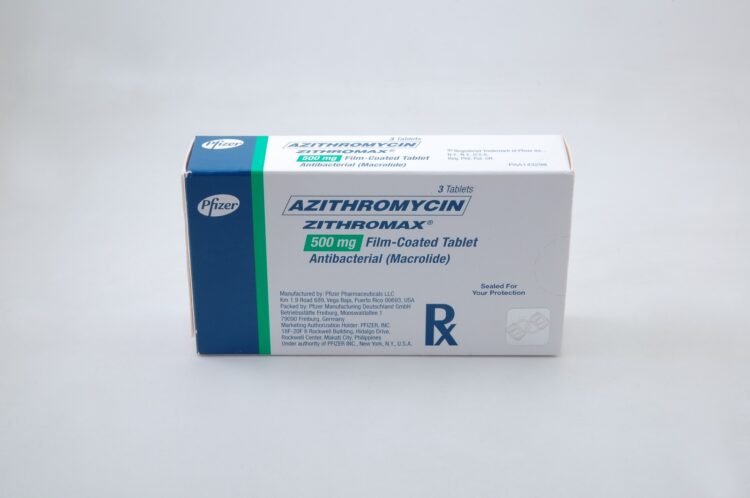 Imagem da caixa comercial do medicamento Azitromicina, usado principalmente para tratar infecções bacterianas