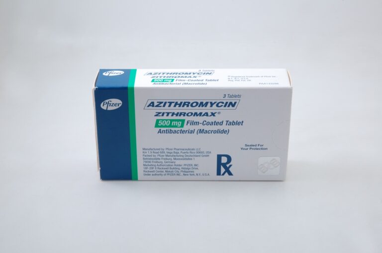 Azitromicina: para que serve, efeitos colaterais e como usar? 7 Imagem da caixa comercial do medicamento Azitromicina, usado principalmente para tratar infecções bacterianas