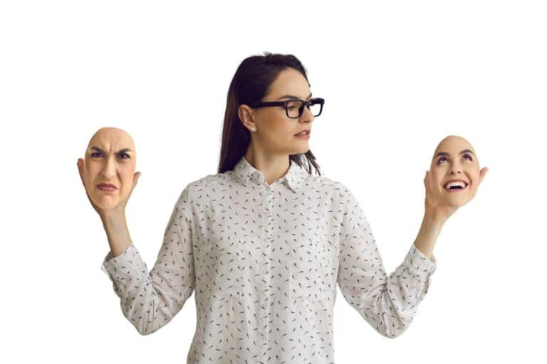 Transtorno de Personalidade Borderline: Sintomas, Diagnóstico e Tratamento 10 uma mulher está segurando duas máscaras, cada uma representando um estado de humor - feliz e triste, isso faz parte do transtorno Borderline