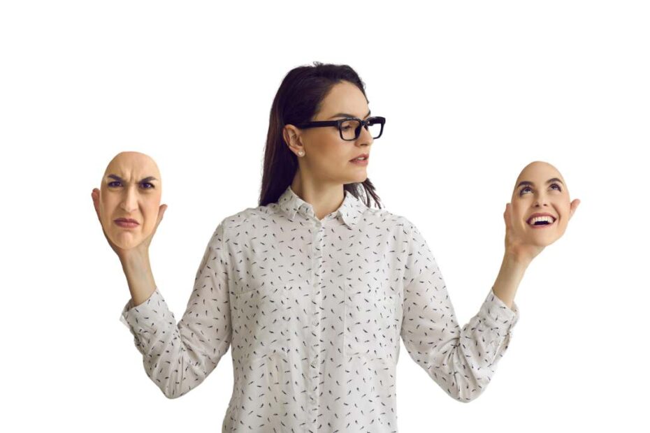 uma mulher está segurando duas máscaras, cada uma representando um estado de humor - feliz e triste, isso faz parte do transtorno Borderline