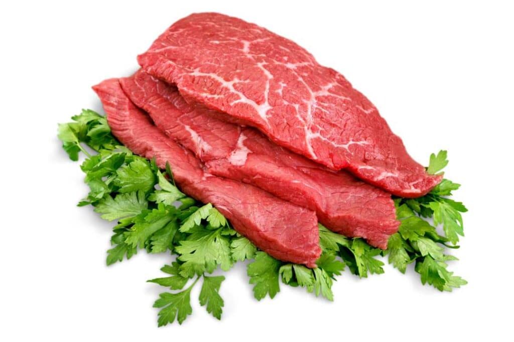  Bife de carne vermelha grelhado com coentros.
