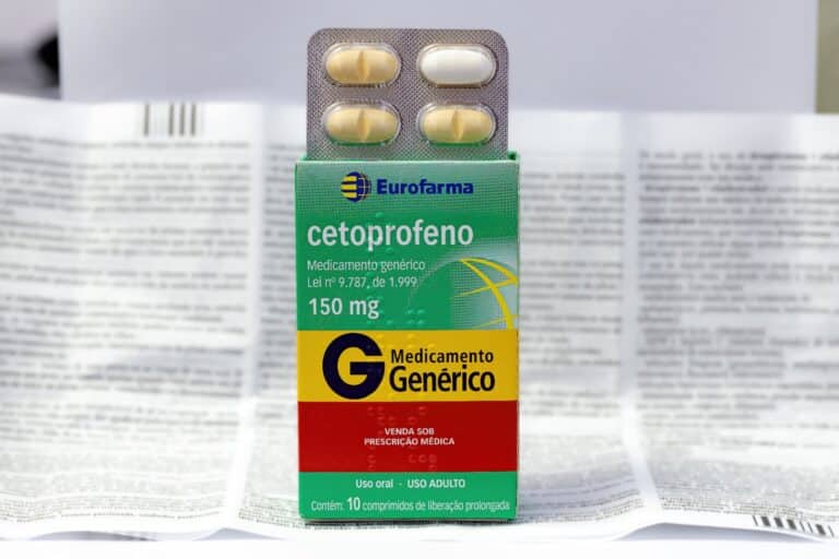 Cetoprofeno — Usos, Benefícios, Riscos e Mais 3 Imagem da caixa e da bula do medicamento Cetoprofeno, um anti-inflamatório não esteroidal usado para tratar dor e inflamação.