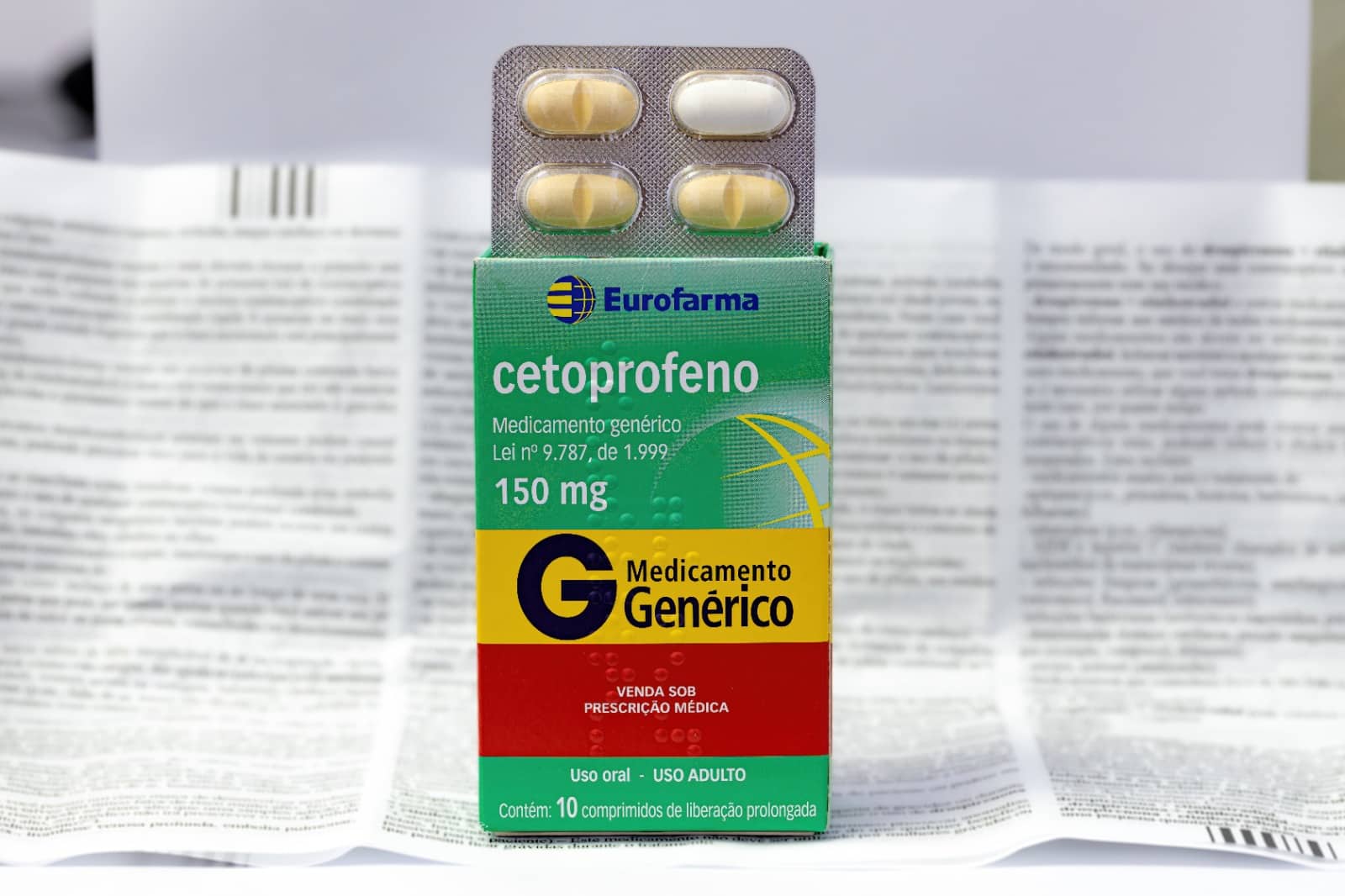 Imagem da caixa e da bula do medicamento Cetoprofeno, um anti-inflamatório não esteroidal usado para tratar dor e inflamação.