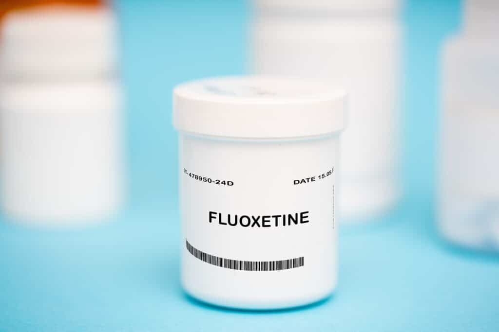 A fluoxetina é um medicamento antidepressivo usado para tratar depressão, transtorno obsessivo-compulsivo (TOC), bulimia nervosa e transtorno do pânico. Funciona aumentando a quantidade de serotonina no cérebro. Está disponível na forma de cápsula e líquido para administração oral.