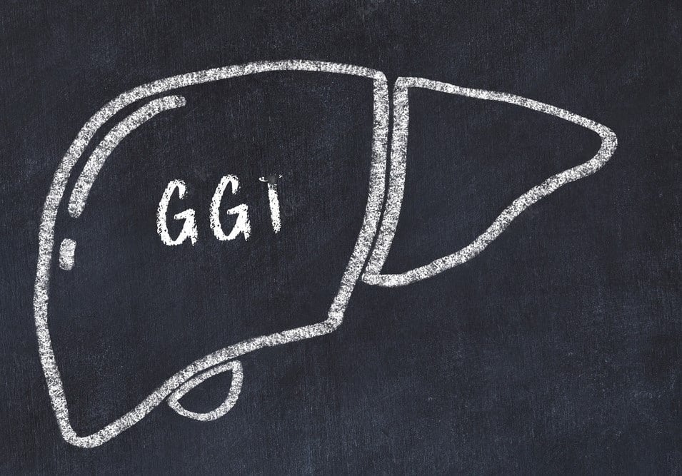 siglas do Gama Glutamil Transferase (GGT) e um fígado, desenhados em uma lousa