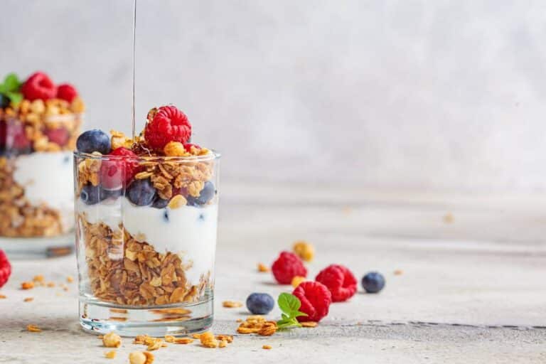 7 Alimentos para Ganho Muscular 6 iogurte com frutas e granola
