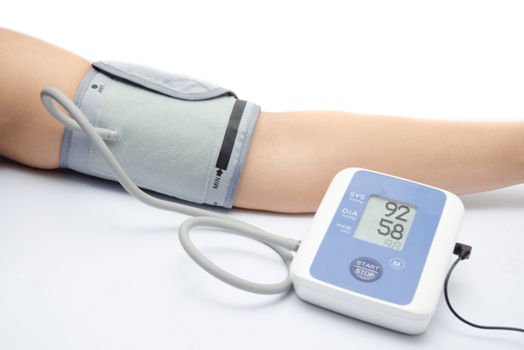 pessoa com um Esfigmomanômetro medindo a pressão arterial