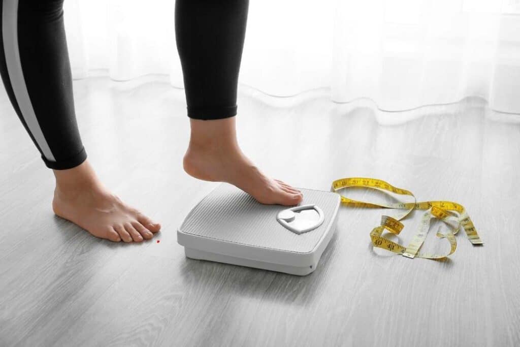 "Balança indicando perda de peso após dieta