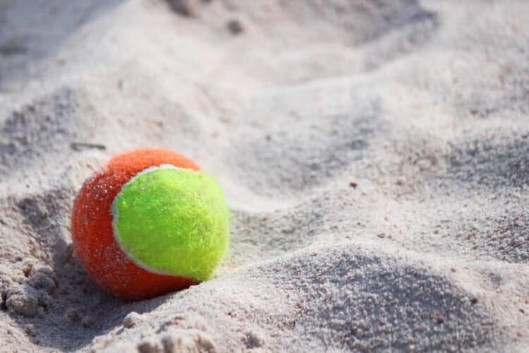 bola de beach tennis na areia