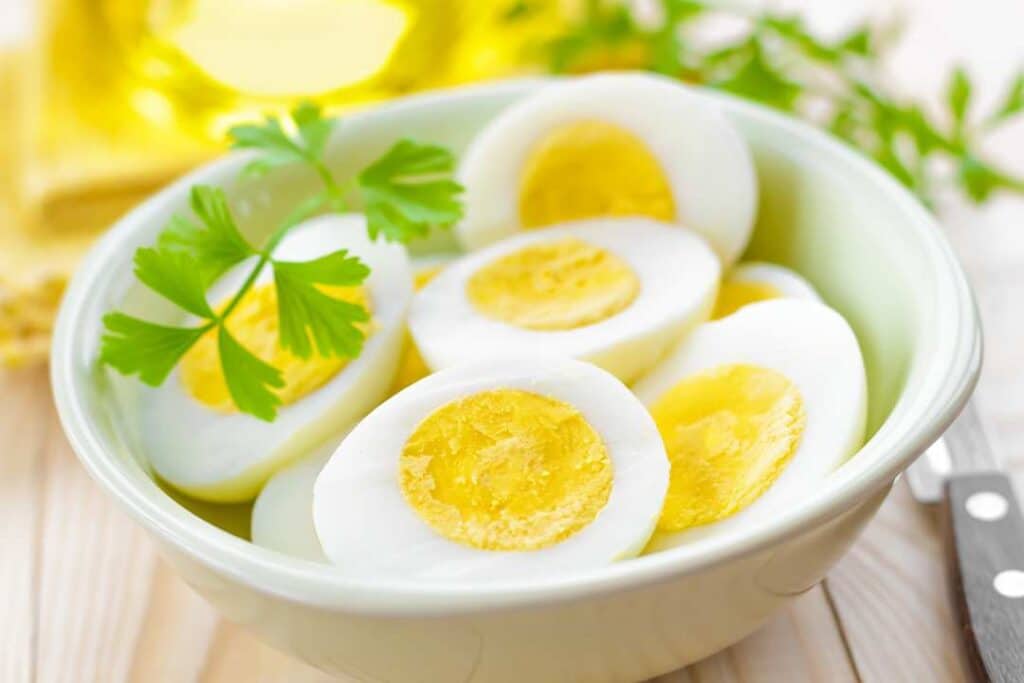 Ovos cozidos cortados ao meio, mostrando a gema amarela brilhante.
