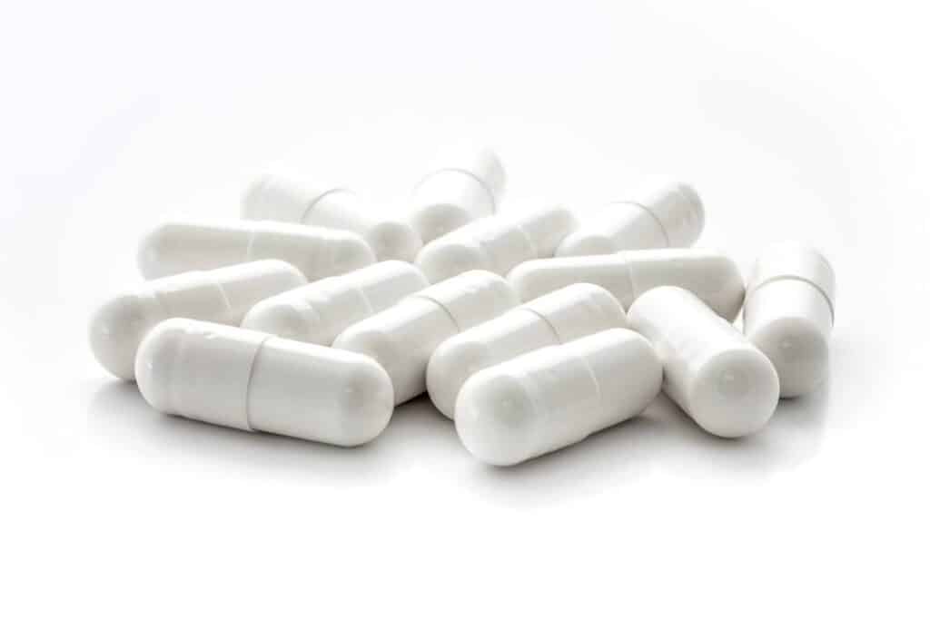 comprimidos brancos anti-inflamatórios sobre uma superfície clara