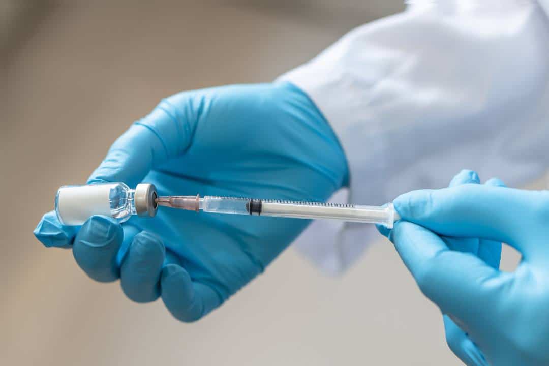 Vacinas para Pneumonia - enfermeiro segurando uma seringa para aplicação