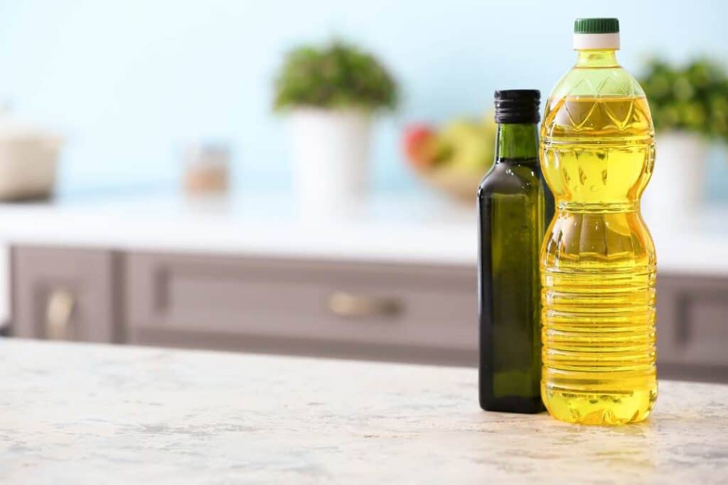 azeite e óleo de cozinha em uma bancada