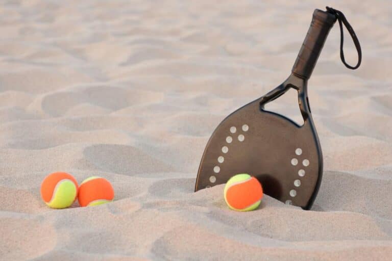 Beach Tennis e Saúde Mental: O Esporte Surpreendente que Combate Ansiedade e Depressão 16 raquete de beach tênis e bolas de beach tennis na areia da praia