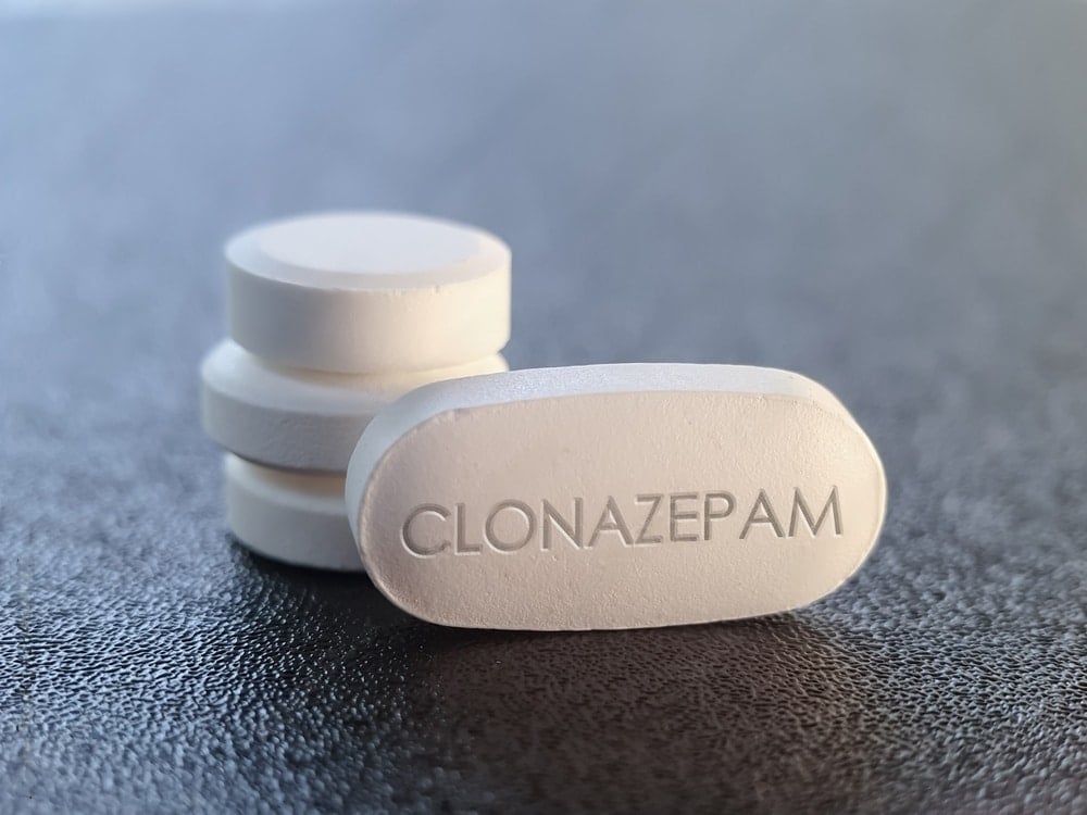 Um comprimido ao centro em destaque escrito: clonazepam