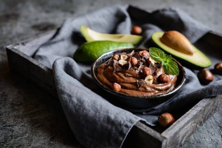 Os Benefícios Nutricionais do Abacate | 5 Receitas Gratuitas 7 creme de abacate com cacau em uma tigela