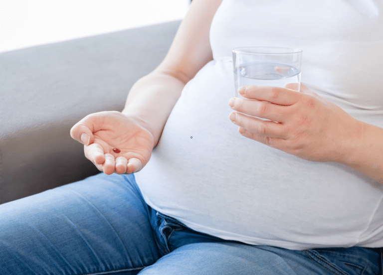 Antibióticos na Gestação: Mitos, Fatos e Cuidados Essenciais 2 gestante tomando antibióticos