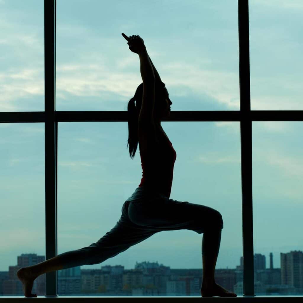 mulher praticando ioga